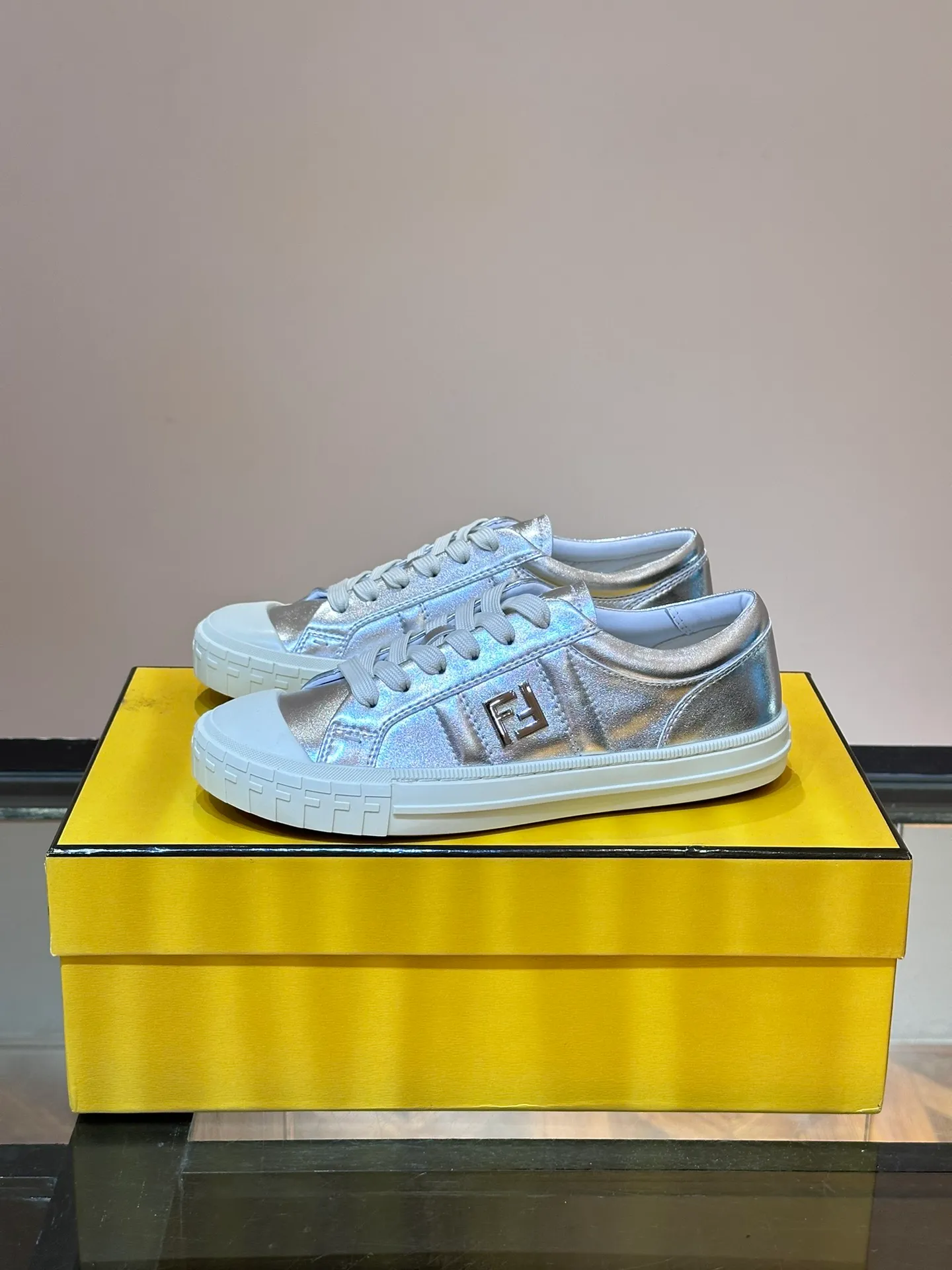 Men's Men's Shoes 💰380 [New Style] 🍿🍿Fendi Fendi Casual Sneakers Skateboard Shoes, the new Domino sneakers have become a favorite shoe. For those who want to create a simple and FENDI-characteristic look, this shoe is the perfect choice. Because this sneaker is one of the most cost-effective among FENDI's entry-level sneakers, it provides a great opportunity to attract and attract all customers who love easy and comfortable everyday sneakers. Size: 38-45 (men’s size 38.45 customized)